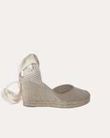 alpargatas con cuña alta y cintas en piel serraje beige hechas a mano en España