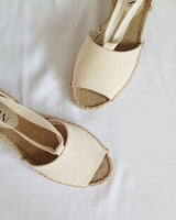 Alpargatas planas textil crudo atadas con cintas al tobillo