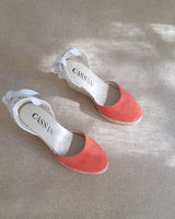 alpargatas con cuña alta y cintas en piel serraje naranja hechas a mano en España