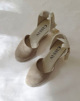 alpargatas con cuña alta y cintas en piel serraje beige hechas a mano en España