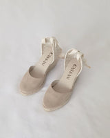 alpargatas con cuña alta y cintas en piel serraje beige hechas a mano en España