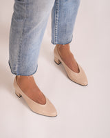 zapatos de salón tacón medio en piel color nude