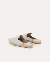 Mules planos blancos en yute natural