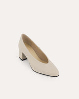 zapatos de salón tacón medio con punta y escote en forma de U