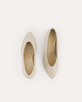 zapatos de salón tacón medio con punta y escote en forma de U