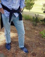 Alpargatas bluchers de hombre en piel azul marino con cordones en dos colores (azul y beige).