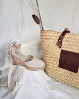 Alpargatas con cuña alta en piel color crudo atada al tobillo con cintas cassani made in Spain