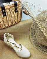 Alpargatas con cuña alta en piel color crudo atada al tobillo con cintas cassani made in Spain