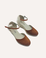 Alpargatas con cuña media en piel color camel atada al tobillo con pulsera cassani made in Spain