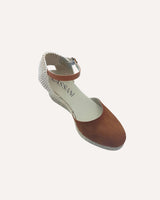 Alpargatas con cuña media en piel color camel atada al tobillo con pulsera cassani made in Spain