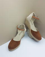 Alpargatas con cuña media en piel color camel atada al tobillo con pulsera cassani made in Spain