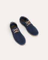 Alpargatas bluchers de hombre en piel azul marino con cordones en dos colores (azul y beige).