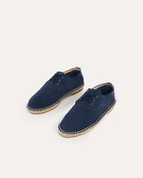 Alpargatas bluchers de hombre en piel azul marino con cordones en dos colores (azul y beige).