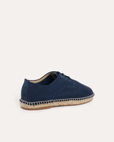 Alpargatas bluchers de hombre en piel azul marino con cordones en dos colores (azul y beige).