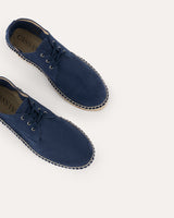 Alpargatas bluchers de hombre en piel azul marino con cordones en dos colores (azul y beige).