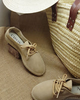 Alpargatas planas con cordones en piel color arena con plantilla acolchada fabricada a mano en España