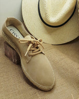 Alpargatas planas con cordones en piel color arena con plantilla acolchada fabricada a mano en España