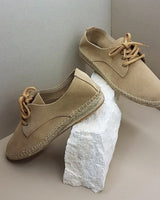 Alpargatas planas con cordones en piel color arena con plantilla acolchada fabricada a mano en España