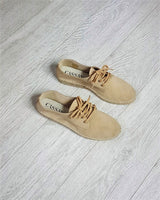 Alpargatas planas con cordones en piel color arena con plantilla acolchada fabricada a mano en España