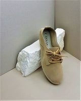 Alpargatas planas con cordones en piel color arena con plantilla acolchada fabricada a mano en España