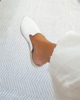 Mules planos blancos en yute natural