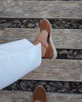 Alpargatas planas en piel color camel atadas al tobillo con hebilla fabricadas a mano en España