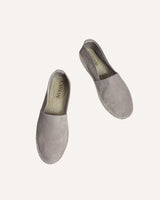 Alpargatas clásicas de hombre de la marca Cassani en piel de serraje gris claro y fabricadas a mano en España