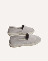 Alpargatas clásicas de hombre de la marca Cassani en piel de serraje gris claro y fabricadas a mano en España