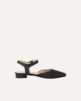 Zapatos planos tipo bailarinas atados al tobillo en piel trenzada color negro. Punta alargada con terminación cuadrada.