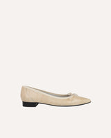 Bailarinas en piel grabada coco color  nude con tacón de 2 cm y punta fina. Cassani Shoes Made in Spain