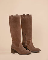 Botas altas en piel serraje color marrón. Una tendencia de esta temporada con la que irás cómoda y con estilo todo el día.