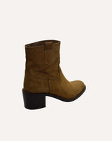 Botines camperos en piel serraje color camel con punta redondeada. Fabricados 100% en España.