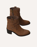 Botines camperos en piel serraje color camel con punta redondeada. Fabricados 100% en España.