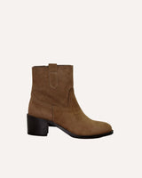 Botines camperos en piel serraje color camel con punta redondeada. Fabricados 100% en España.