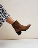 Botines camperos en piel serraje color camel con punta redondeada. Fabricados 100% en España.