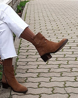 Botines camperos en piel serraje color camel con punta redondeada. Fabricados 100% en España.