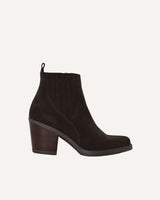 Botines chelsea estilo cowboy en piel serraje marrón oscuro. Diseñados y fabricados en España de forma sostenible