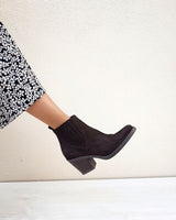 Botines chelsea estilo cowboy en piel serraje marrón oscuro. Diseñados y fabricados en España de forma sostenible