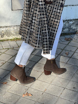 Botines chelsea estilo cowboy en piel serraje marrón oscuro. Diseñados y fabricados en España de forma sostenible