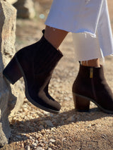 Botines chelsea estilo cowboy en piel serraje marrón oscuro. Diseñados y fabricados en España de forma sostenible