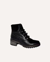 Botines militares con suela track en piel negra, con detalle en serraje negro en la parte del tobillo para mayor comodidad.