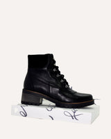 Botines militares con suela track en piel negra, con detalle en serraje negro en la parte del tobillo para mayor comodidad.