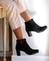 Botines con plataforma en serraje color negro.  La plantilla acolchada  y la suela flexible garantizan la comodidad todo el día.