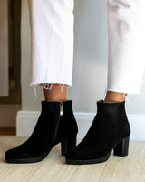 Botines con plataforma en serraje color negro.  La plantilla acolchada  y la suela flexible garantizan la comodidad todo el día.