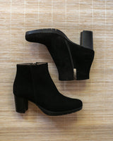 Botines con plataforma en serraje color negro.  La plantilla acolchada  y la suela flexible garantizan la comodidad todo el día.