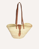 Capazo de palma natural con asas largas para colgar y cierre con hebilla. Cassani made in Spain.