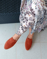 mules planos de yute natural color teja