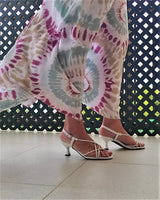 Sandalias Cassani en piel blanca con tiras y tacón kitten geométrico