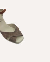 Sandalias con cuña alta atadas al tobillo con hebilla en piel serraje color marrón fabricadas en España