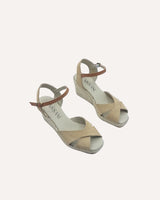 Sandalias con cuña media atadas al tobillo con hebilla en piel serraje color arena fabricadas en España